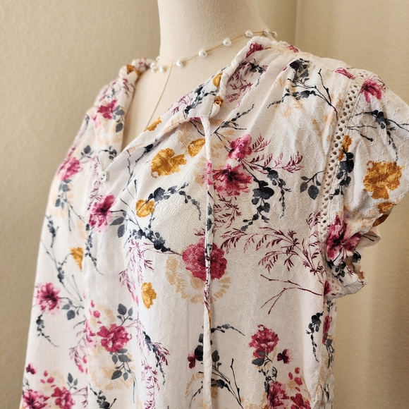 Woven floral flutter sleeve peasant top. Medium - Picture 3 of 12